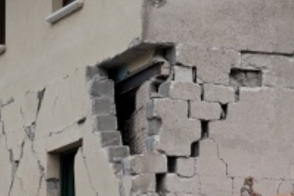 En raison d'un tremblement de terre, une partie du bâtiment s'effondre.
