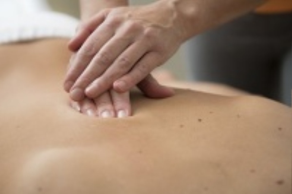 Un fisioterapeuta arrel d’un massatge causa una lesió al pacient.